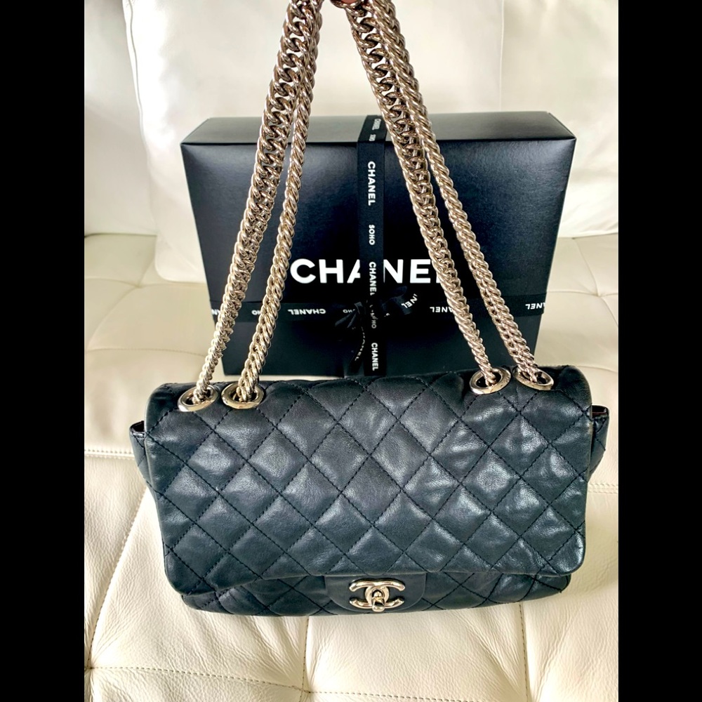 CHANEL, MAKE AN OFFER, Black Quilted Shoulder Bag, - Picture 3 of 16